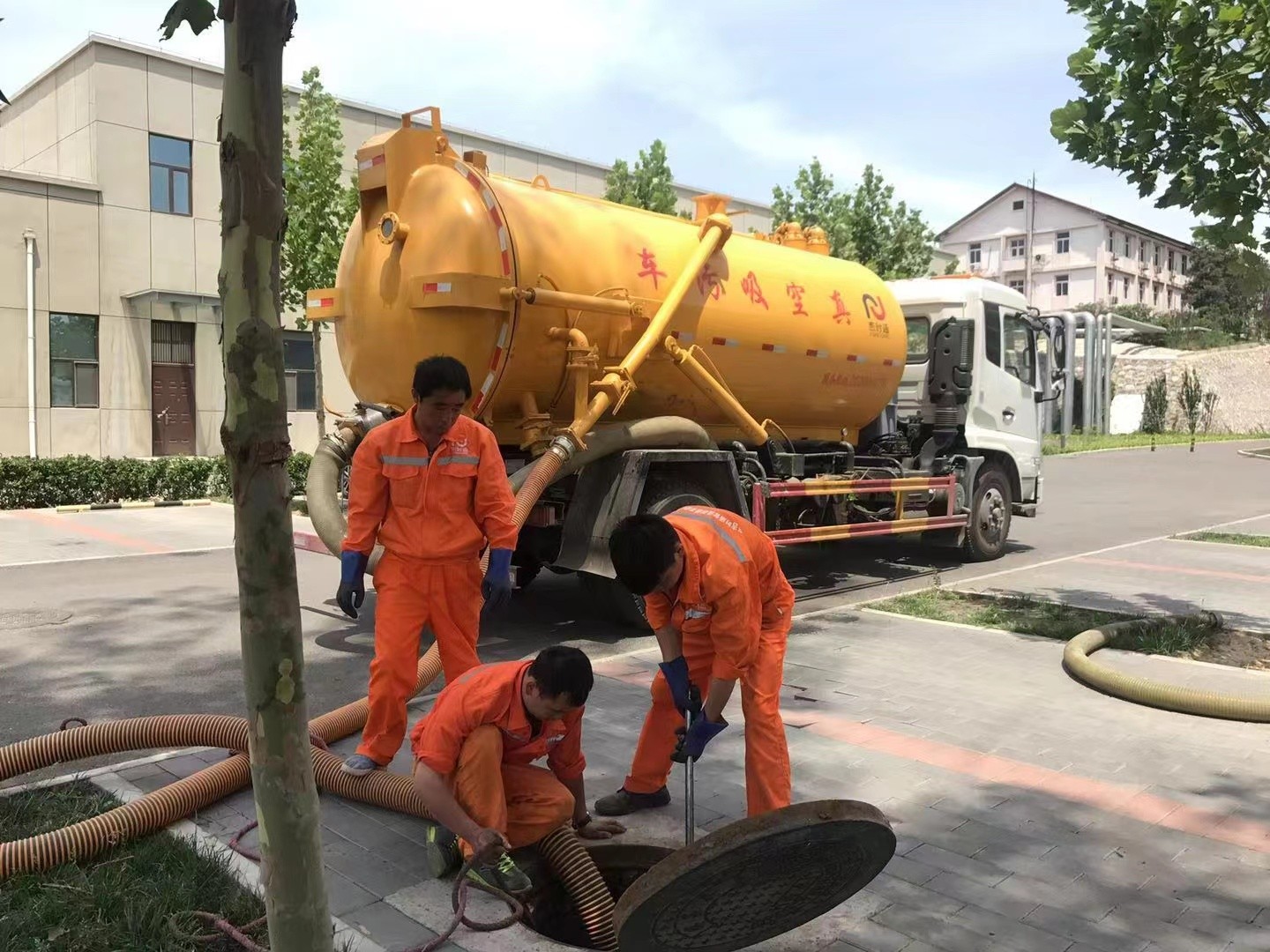 青海化粪池清理与5-8吨吸粪车施工效率分析
